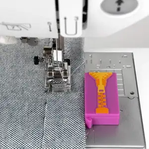 Nähwelt Flach Nahtführung Saumhilfe Kantenführer für Nahtzugaben praktisch und exakt magnetisch/versch. Designs (lila - Reißverschluss)
