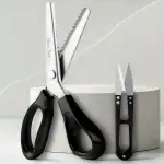 Zackenschere mit Fadenschneider - Schneiderschere Stoffschere Zickzack 22,86cm Edelstahl Griff Schwarz – Schere Scharf zum Schneiden von Stoff, Kleidung, Textilien, Nähen, Papier, Basteln